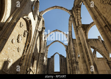 Zerstörte Kirche des ehemaligen Carmo Kloster (Convento do Carmo) in Lissabon, Portugal. Die Kirche wurde in der Großen Erdbeben von Lissabon im Jahr 1755 zerstört und nie wieder hergestellt. Stockfoto