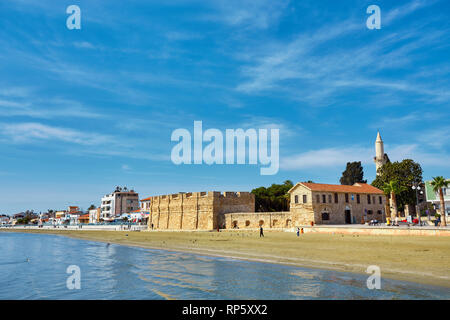 Die geschäftige Finikoudes Strand neben dem alten Schloss im Zentrum der Stadt, Larnaca, Zypern. Stockfoto