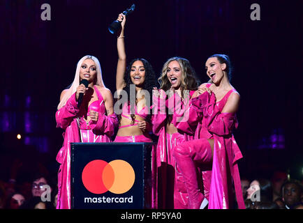 (Nach rechts) Jesy Nelson, leigh-anne Pinnock, Jade Thirlwall und Perrie Edwards von kleinen Mix Links die Auszeichnung für britische Künstler Video des Jahres auf der Bühne übernehmen bei den Brit Awards 2019 in der O2 Arena in London. Stockfoto