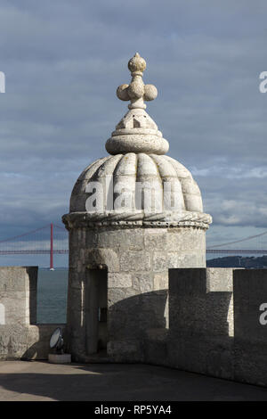 Manuelinischen Aussichtsturm der Turm von Belém (Torre de Belém), entworfen von portugiesischen Architekten Francisco de Arruda (1519) am Ufer des Tejo in Belém in Lissabon, Portugal. Stockfoto