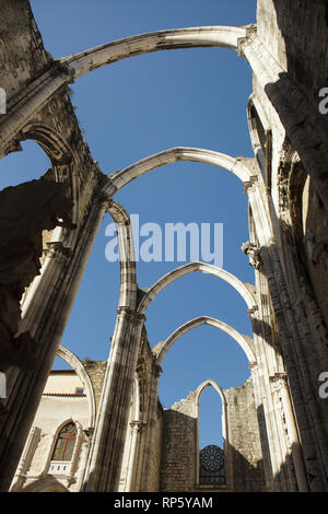 Zerstörte Kirche des ehemaligen Carmo Kloster (Convento do Carmo) in Lissabon, Portugal. Die Kirche wurde in der Großen Erdbeben von Lissabon im Jahr 1755 zerstört und nie wieder hergestellt. Stockfoto