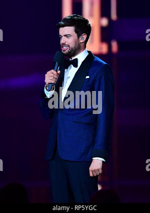 Jack Whitehall auf der Bühne bei den Brit Awards 2019 in der O2 Arena in London. Stockfoto