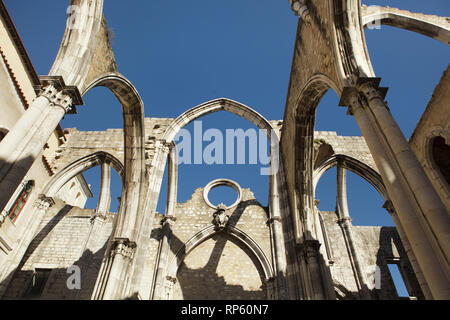 Zerstörte Kirche des ehemaligen Carmo Kloster (Convento do Carmo) in Lissabon, Portugal. Die Kirche wurde in der Großen Erdbeben von Lissabon im Jahr 1755 zerstört und nie wieder hergestellt. Stockfoto