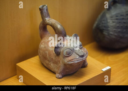 Tier geformte Topf (vermutlich ein Puma) der Moche Kultur von Peru aus dem 13. Jahrhundert bis in das erste Drittel des 16. Jahrhunderts datiert auf Anzeige in der Carmo Archäologische Museum (Museu Arqueológico do Carmo) in der ehemaligen Carmo Kloster (Convento do Carmo) in Lissabon, Portugal. Stockfoto