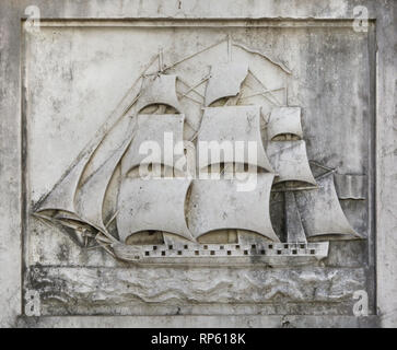 Portugiesische Segelschiff im Stein Plakette aus dem 19. Jahrhundert datiert auf Anzeige in der Carmo Archäologische Museum (Museu Arqueológico do Carmo) in der ehemaligen Carmo Kloster (Convento do Carmo) in Lissabon, Portugal, dargestellt. Stockfoto