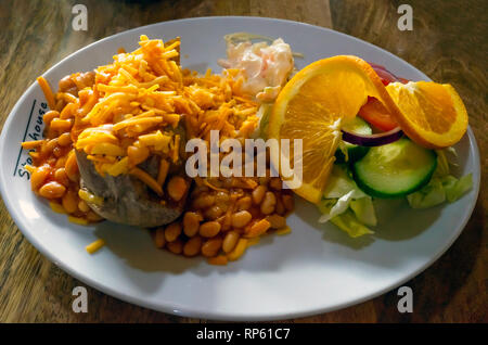 Billig gesundes Mittagessen jacke Kartoffel mit Käse gebackene Bohnen Krautsalat und Salat Stockfoto