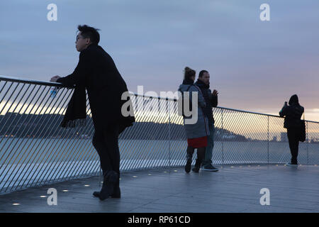 Die Menschen genießen den Sonnenuntergang auf der Dachterrasse des Museum für Kunst, Architektur und Technologie (MAAT), entworfen von dem britischen Architekten Amanda Levete (2016) am Ufer des Tejo in Belém in Lissabon, Portugal. Stockfoto