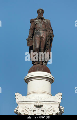 Bronze Statue von König Pedro IV. von Portugal vom französischen Bildhauer Élias Robert (1874) an der Spitze des Denkmal für König Pedro IV vom französischen Architekten Gabriel Davioud in Rossio Platz (Praça do Rossio) in Lissabon, Portugal, vorgesehen. Stockfoto