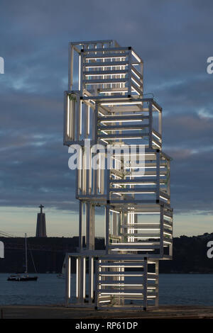 Installation der portugiesische Künstler Pedro Cabrita Reis berechtigt, zentrale Tejo (2015) auf der Pier am Ufer des Tejo in Belém in Lissabon, Portugal installiert. Das Heiligtum von Christus König (Santuário de Cristo Rei in Almada im Hintergrund zu sehen ist. Stockfoto