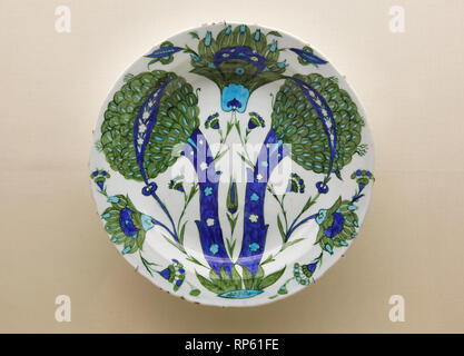 Iznik fritware (Stein - Einfügen) tiefen Teller mit Bäumen gemalt unter der von ca. 1545 auf Anzeige in der Calouste Gulbenkian Museum vom Glasur (Museu Calouste Gulbenkian in Lissabon, Portugal. Stockfoto