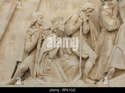 Peter Herzog von Coimbra mit seiner Mutter Königin Philippa von Lancaster und Portugiesische Entdecker und Schriftsteller Fernão Mendes Pinto (von links nach rechts dargestellt) auf das Denkmal der Entdeckungen (Padrão dos Descobrimentos) entworfen von Portugiesische Bildhauer Leopoldo de Almeida (1960) am Ufer des Tejo in Belém in Lissabon, Portugal. Stockfoto