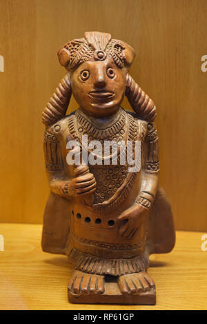 Mexikanische Statuette aus dem 19. Jahrhundert datiert auf Anzeige in der Carmo Archäologische Museum (Museu Arqueológico do Carmo) in der ehemaligen Carmo Kloster (Convento do Carmo) in Lissabon, Portugal. Stockfoto