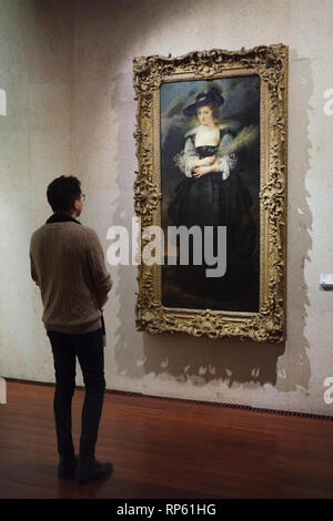 Besucher vor dem Gemälde "Portrait von Helena Fourment" des flämischen Malers Peter Paul Rubens (1630-1632) in das Calouste Gulbenkian Museum (Museu Calouste Gulbenkian in Lissabon, Portugal) angezeigt. Das Gemälde wurde von den Bolschewiki aus der Sammlung der Eremitage (dann Leningrad, UDSSR, jetzt Saint Petersburg, Russland) für 55.000 Pfund ein britischer Geschäftsmann und Philanthrop Calouste Gulbenkian im Mai 1930 verkauft. Stockfoto