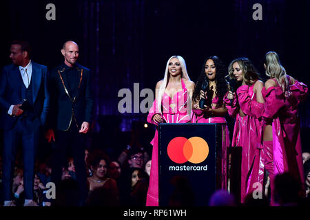 (Von links nach rechts) Jesy Nelson, Leigh-Anne Pinnock, Jade Thirlwall und Perrie Edwards von Little Mix nehmen den Preis für das britische Artist Video of the Year auf der Bühne der Brit Awards 2019 in der O2 Arena, London, entgegen. DRÜCKEN SIE VERBANDSFOTO. Bilddatum: Mittwoch, 20. Februar 2019. Siehe PA Story SHOWBIZ Brits. Fotokredit sollte lauten: Victoria Jones/PA Wire.. Stockfoto