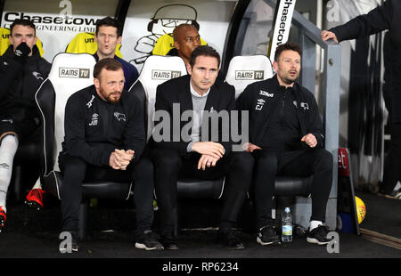 Derby County's (von links nach rechts) Assistant Manager Jody Morris, Manager Frank Lampard und Trainer Chris Jones während der Sky Bet Championship Match im Pride Park, Derby. Stockfoto