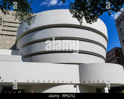 Nahaufnahme, Außen runde weiße Guggenheim Museum in New York City Stockfoto