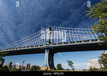 Unterseite der Überbau der Brooklyn Bridge in New York City Stockfoto