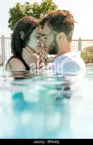 Ein junges Paar, das in einem Pool Stockfoto