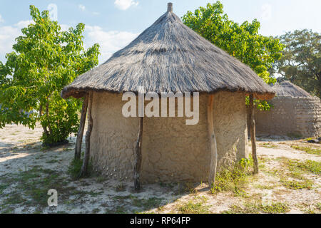 Nahaufnahme der traditionellen runden Lehmhütte mit Strohdach der Eingeborenen von Botswana, Afrika Stockfoto