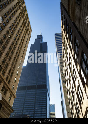 Blick von Chicago Straße bis in den Himmel von Wolkenkratzern umgeben Stockfoto