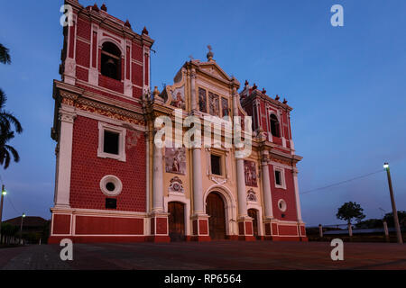 Schöne Wandmalereien auf der Fassade der katholischen Kathedrale in Leon, Nicaragua Stockfoto