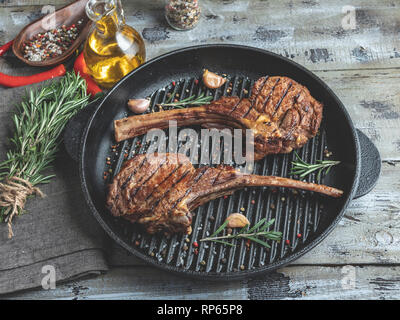 Gegrilltes Lamm Rindfleisch Rippen Kotelett auf dem Grill Pfanne, Gewürze, Koteletts Stockfoto