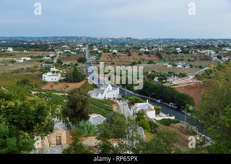 Blick auf Locorotondo Stadt Straße, Provinz Bari, Region Apulien in Italien sauthern Stockfoto