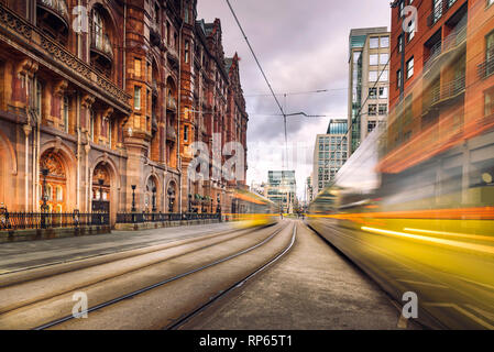 Paar Straßenbahn leichte Spuren am St. Peter's Square, Manchester, England. Stockfoto