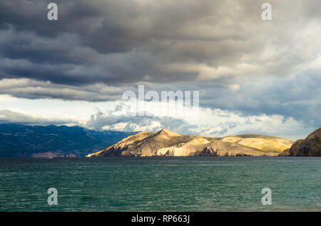 Rocky Mountain Resort in Kroatien Baska in wunderschönen Sonnenuntergang Zeit Stockfoto