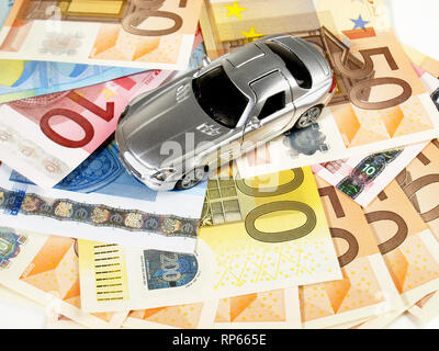 Auto auf Banknoten Stockfoto