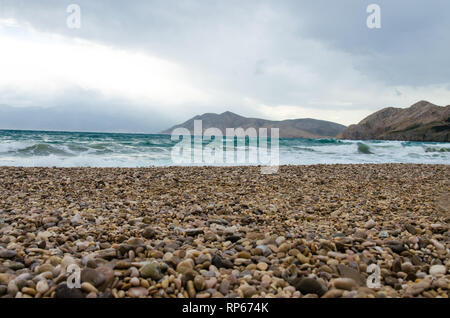 Große Wellen im Meer und Kieselstrand Stockfoto