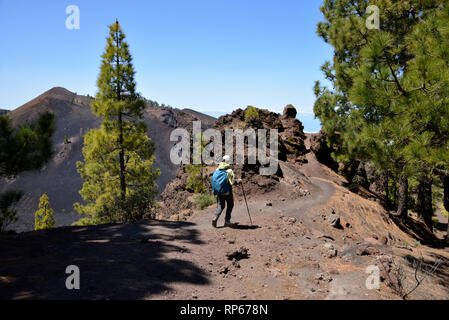 Frau Wandern auf Duraznero Vulkan Cumbre Vieja, La Palma, Kanarische Inseln, Spanien Stockfoto