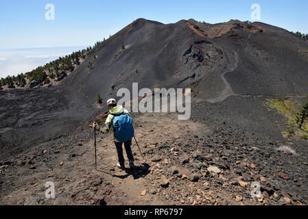 Frau Wandern auf Duraznero Vulkan Cumbre Vieja, La Palma, Kanarische Inseln, Spanien Stockfoto