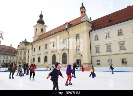 Winter Eislaufen in Piata Mare, in der Altstadt in Hermannstadt, in Trasnsylvania, Rumänien Stockfoto