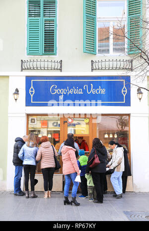 Shop Verkauf gogosi, Rumänisch süßes Gebäck oder Donuts, auf Nicolae Balcescu Str. in der Altstadt von Sibiu/Hermannstadt in Siebenbürgen, Rumänien Stockfoto