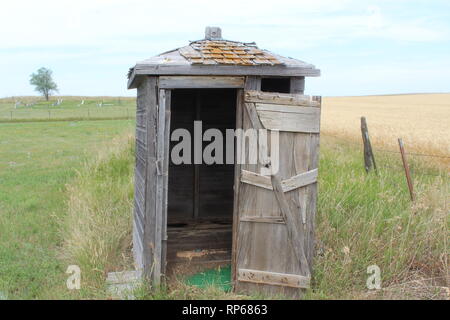 Ist eine alte Western farm Plumpsklo in South Dakota's Plains Gebiet. Stockfoto