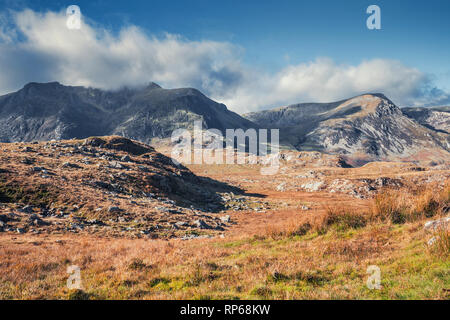 Malerische risge Ogwen Valley mit Berg in Wolke bedeckte auf warmen herbstlichen Tag. Snowdonia National Park in Nord Wales, Großbritannien Stockfoto