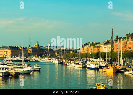 Skyline von Stockholm ab Strandvagen gesehen an einem klaren Sommertag mit Boote und Yachten im Wasser (Stockholm, Schweden, Europa) Stockfoto