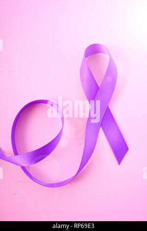 Internationaler Tag der Frauen, 8. März, purple Ribbon Symbol auf rosa Holz Hintergrund mit Kopie Raum und Sample text Gruß. Stockfoto