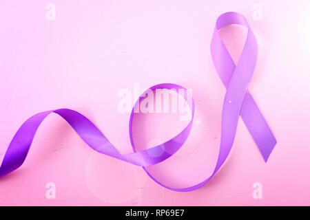 Internationaler Tag der Frauen, 8. März, purple Ribbon Symbol auf rosa Holz Hintergrund mit Kopie Raum und Sample text Gruß. Stockfoto