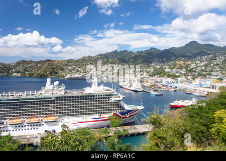 Blick auf die Stadt zeigt P&O Britannia Kreuzfahrtschiff, Kingston, Saint Vincent und die Grenadinen, Kleine Antillen, Karibik Stockfoto