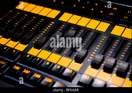 Sound Mixer control panel, Nahaufnahme. Tontechniker. Stockfoto