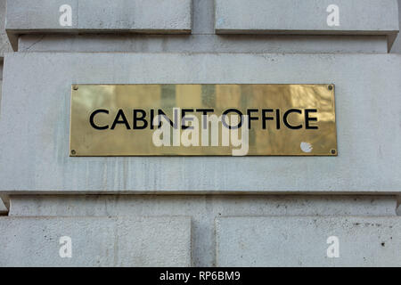 Plakette mit den Worten Cabinet Office am Eingang des Gebäudes in Whitehall, London, England, ein Ministerium mit mehreren Funktionen. Stockfoto