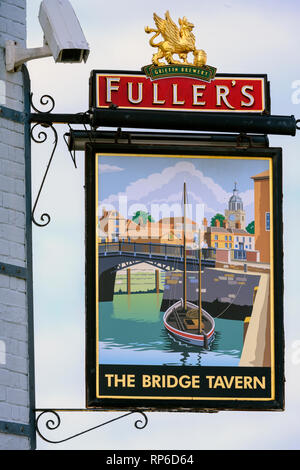 Hängende pub Schild an der Brücke Tavern Public House, Spice Island, Portsmouth, Portsmouth, Hampshire, England, UK. Stockfoto