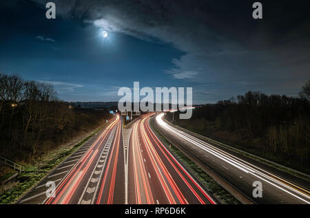 Leichte Wanderwege auf der Autobahn M1 Stockfoto