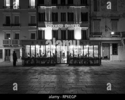 Venedig ist ein sehr beliebter Ort für Essen. Dieses Restaurant ist mit Blick über das Wasser in Richtung San Giorgio Maggiore. Stockfoto