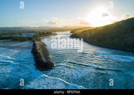 Sonnenuntergang über Tallebudgera creek Mund und die Berge. Queensland, Australien Stockfoto