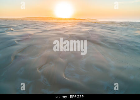 Sonnenaufgang über den schönen weißen Sanddünen Stockfoto