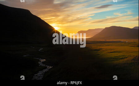 Sonnenuntergang über Dyrafjordur, Westfjorde, Island. Stockfoto