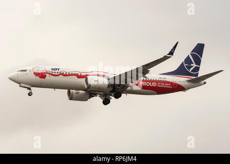 LOT Polish Airlines Boeing 737 Max 8 Jet Airliner Ebene SP-LVD Landung in London Heathrow Flughafen, Großbritannien, bei schlechtem Wetter. Neue 737 Version 737 8 Max. Stockfoto